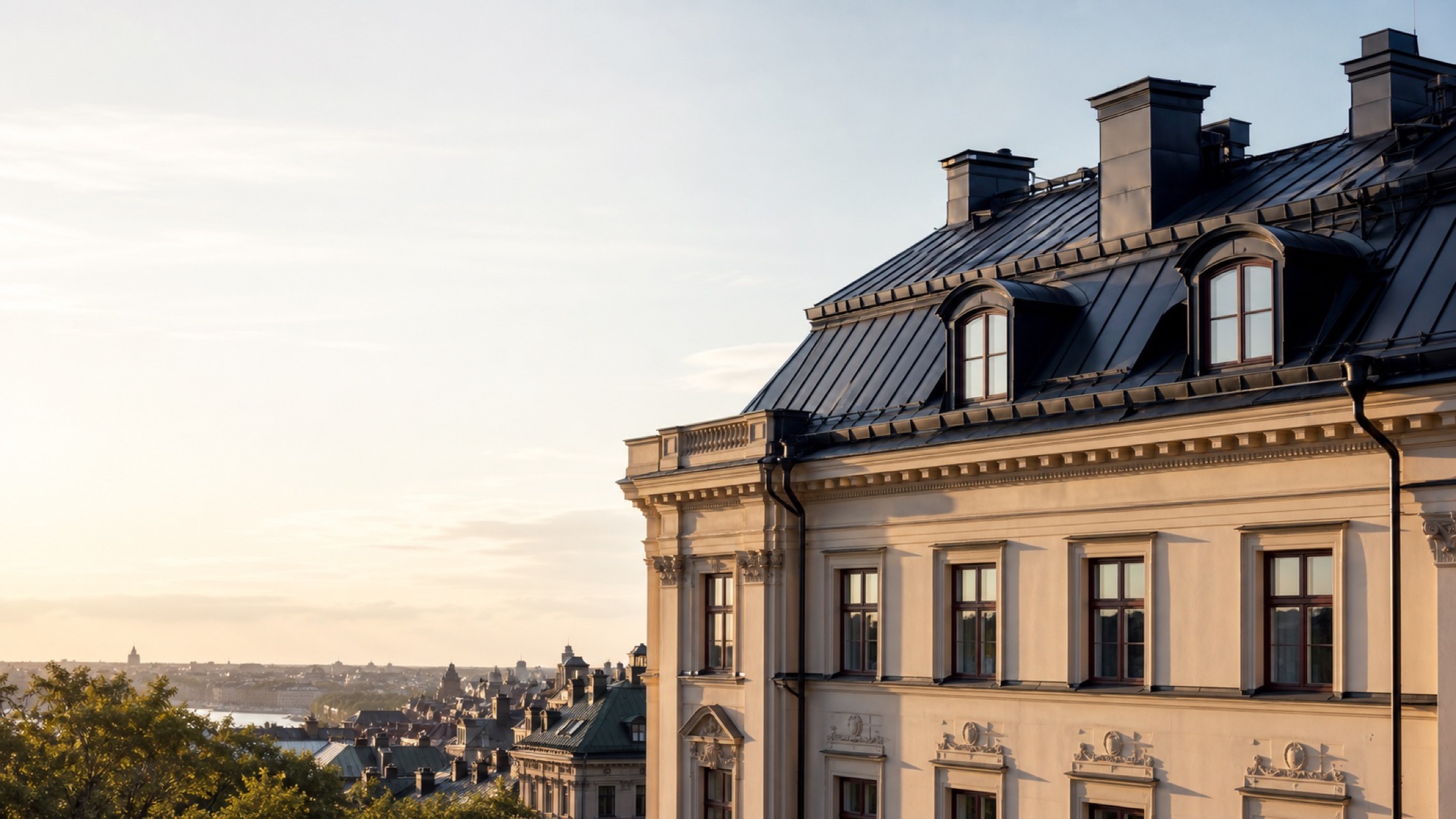 Tak och fasad på fastighet i Stockholm