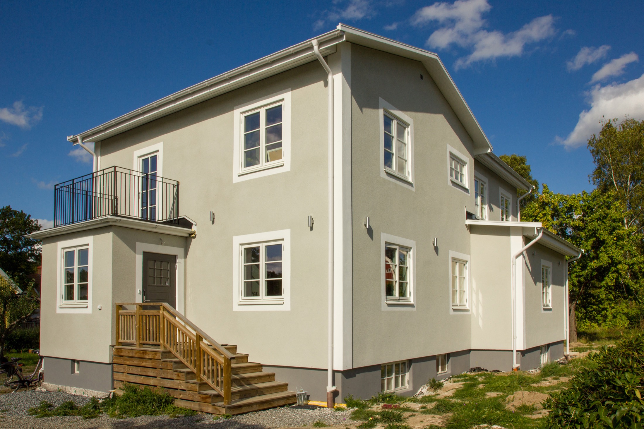 Renoverad ljus fasad på villa