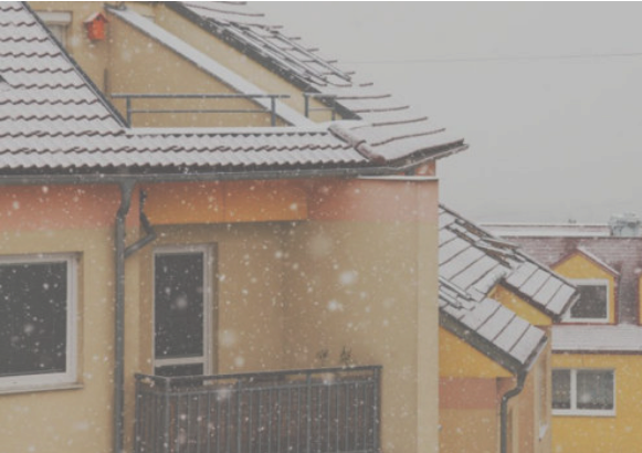 Snötäckt tak under vinter